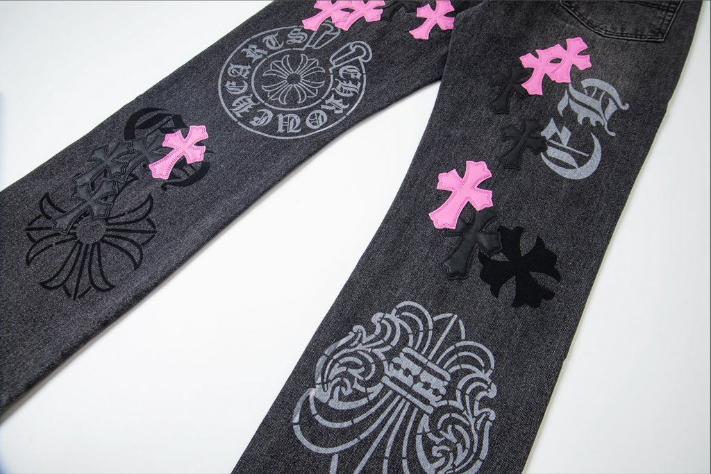 Denim negro con detalles de cruces rosas y negras