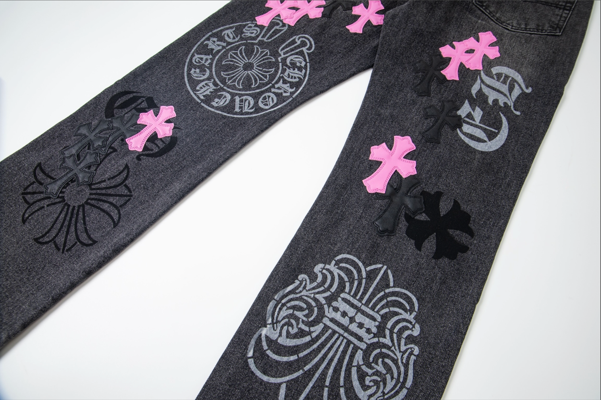 Denim negro con detalles de cruces rosas y negras