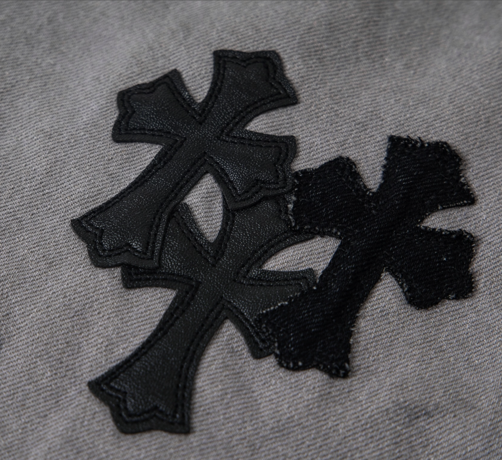 Denim gris con detalles de cruces negras