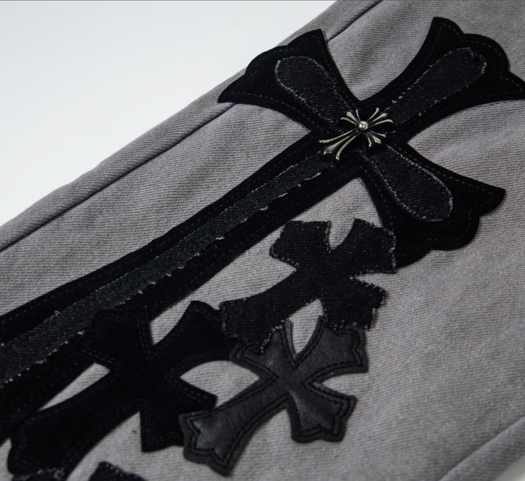 Denim gris con detalles de cruces negras