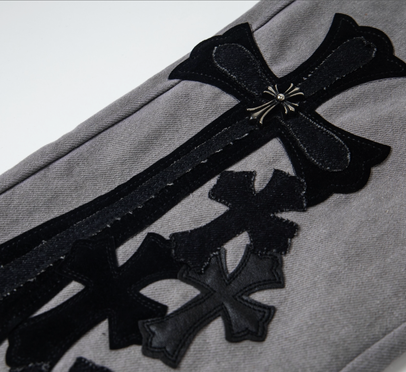 Denim gris con detalles de cruces negras